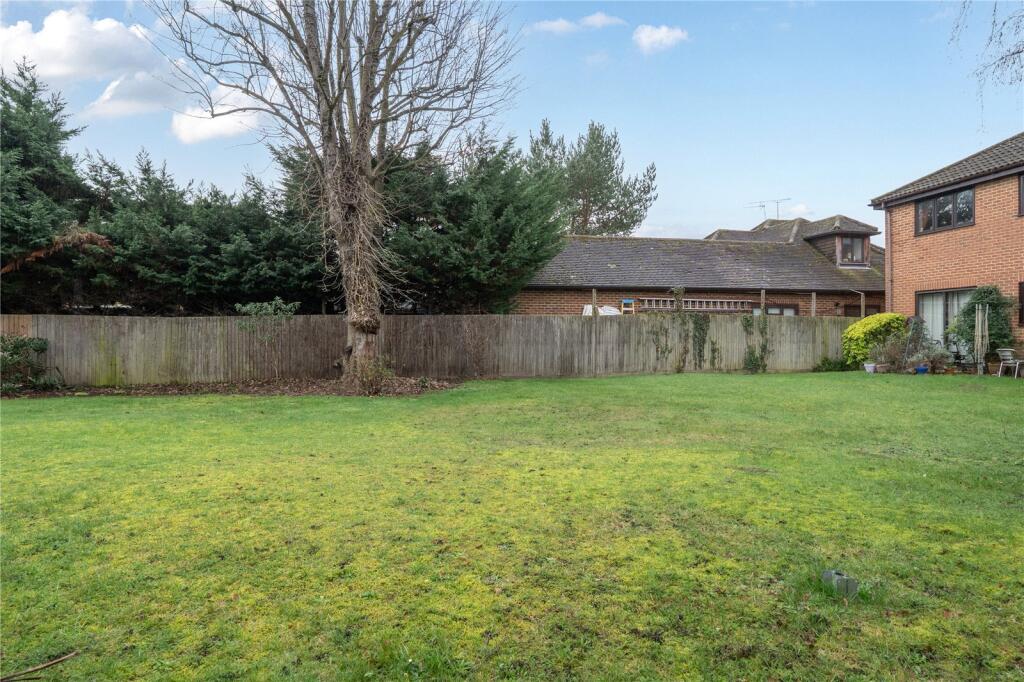 Apartment in Walton-on-Thames, Surrey - View 4