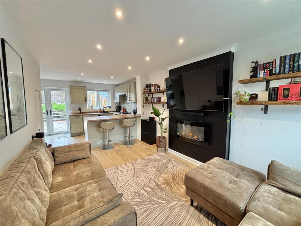 Crowden Drive, Hadfield, Glossop photo 3