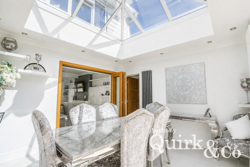 House in Southend-on-Sea - More