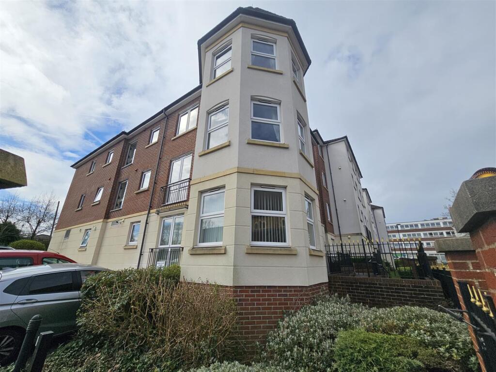Apartment in Rushmoor, East End, North Town - View 2