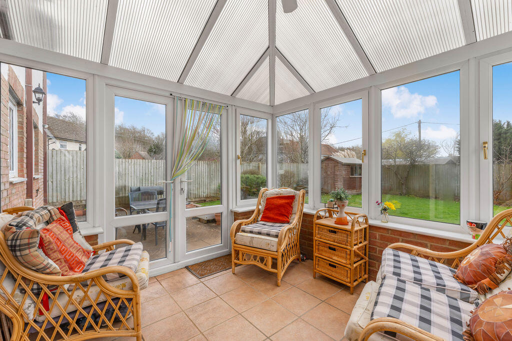 2, Astrop Gardens, Kings Sutton - 5 Bedrooms photo 4