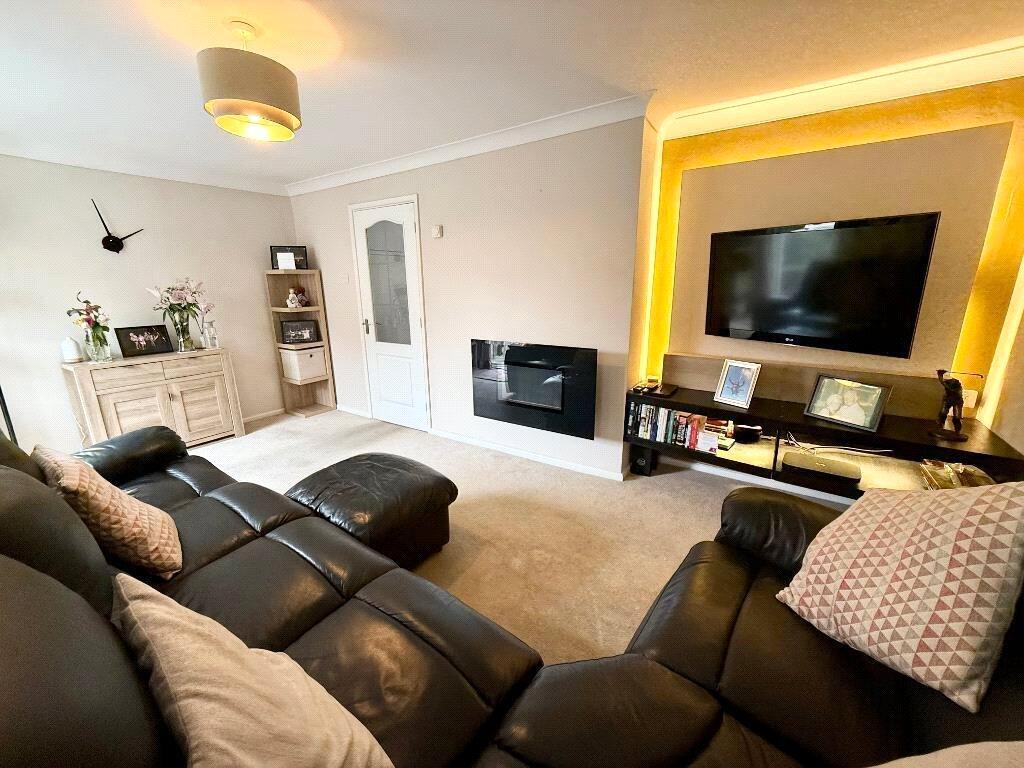 Alfriston Close, Luton, Bedfordshire, LU2 photo 3