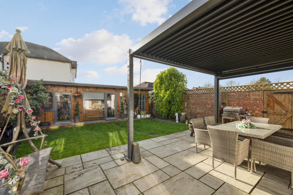 House in London, Royal Borough of Kingston upon Thames - View 4