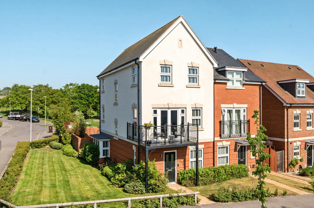 4-bed semi-detached on Oak Avenue, Wokingham, Berkshire, RG40, £599,950