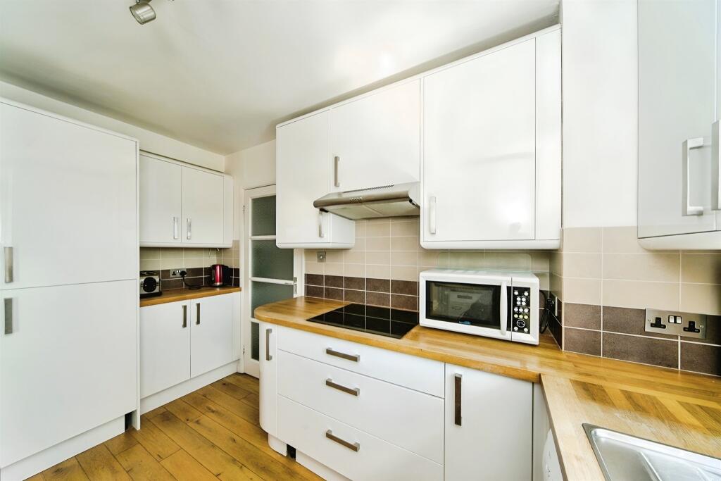 Apartment in Eastbourne, East Sussex - More