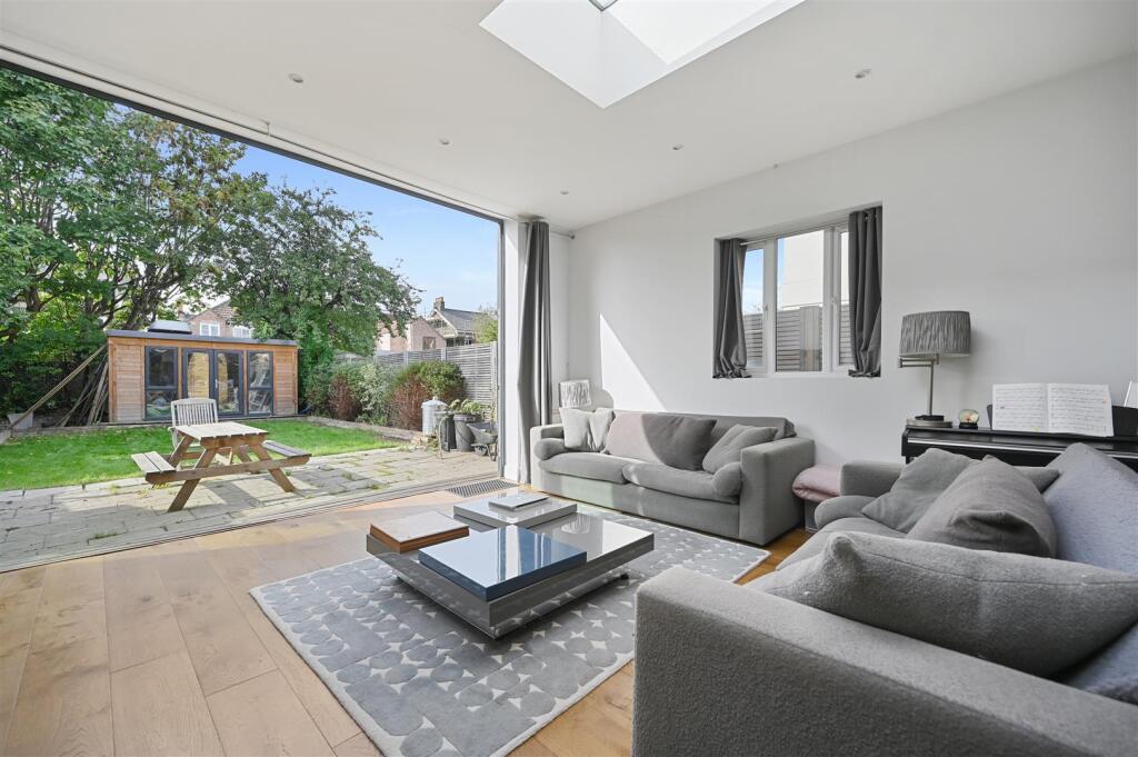 Messaline Avenue, London photo 3