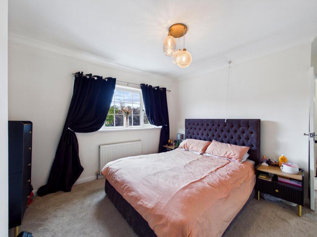 House in Wakefield, Chequerfield - More