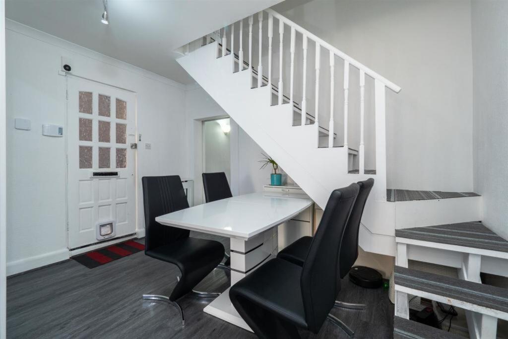 House in Sutton - View 4
