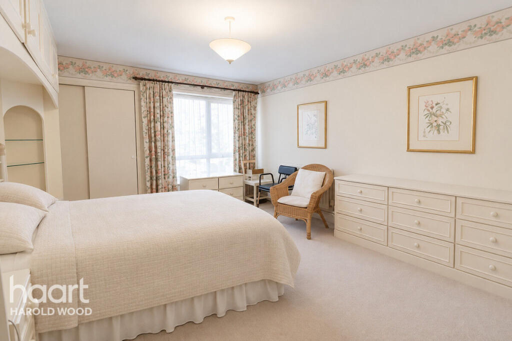 Apartment in London, Harold Wood - View 4