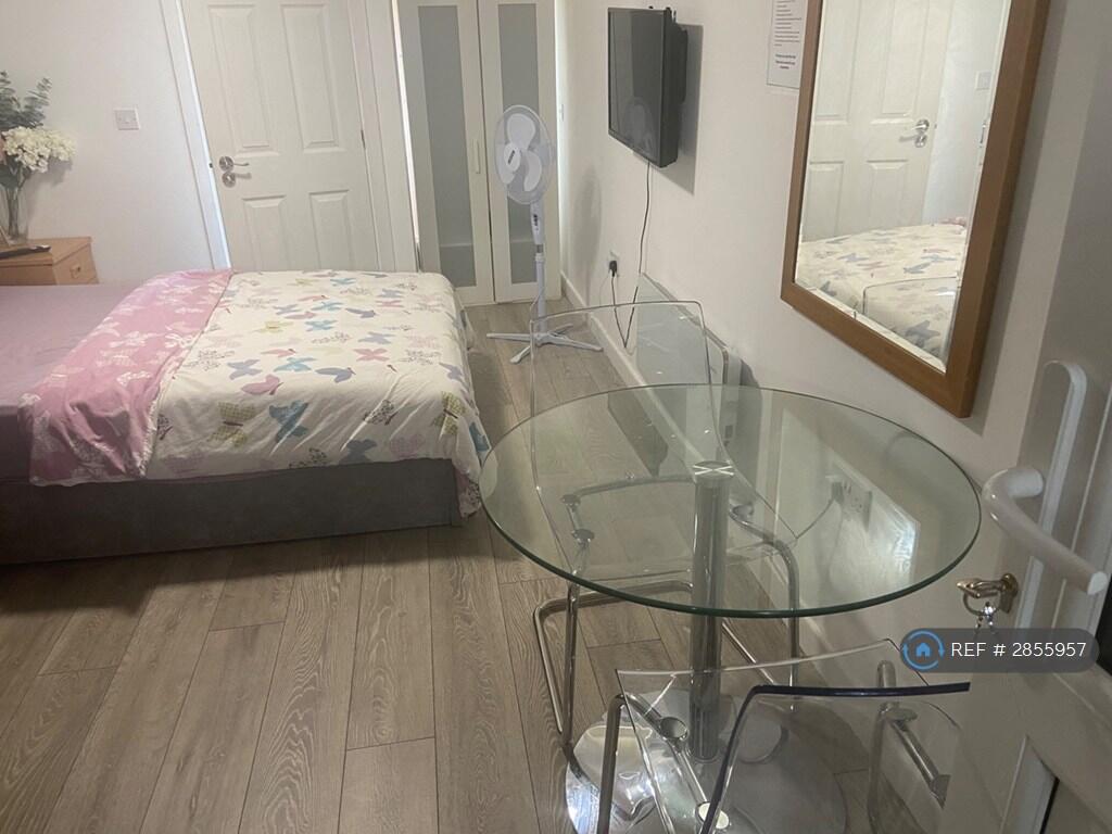 Studio flat for rent