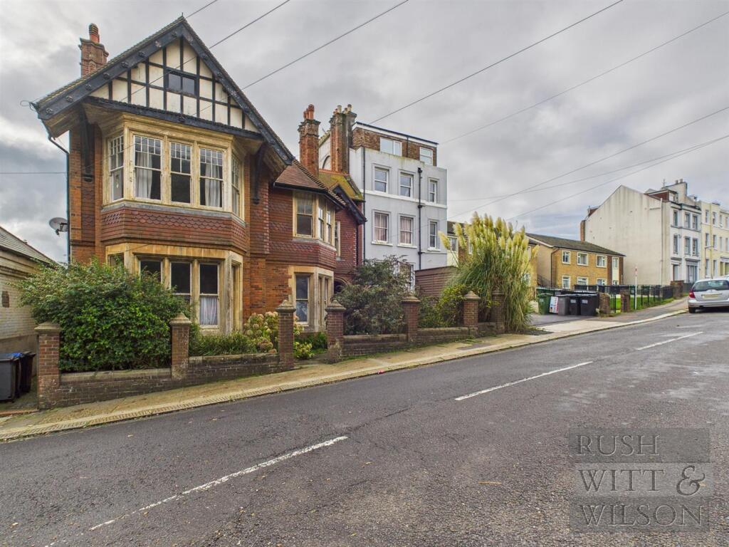 1-bed flat on West Hill Road, St. Leonards-On-Sea, £100,000