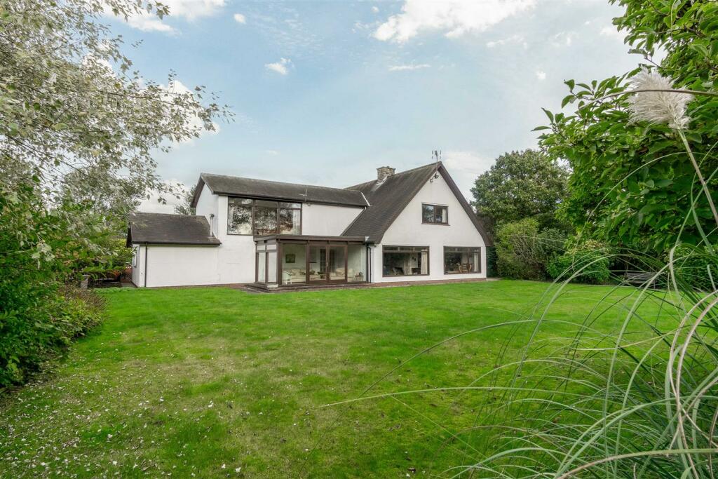 3-bed detached on Leeds Road, Selby, £650,000