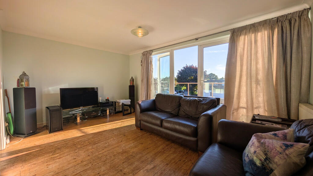 House in Southend-on-Sea - More