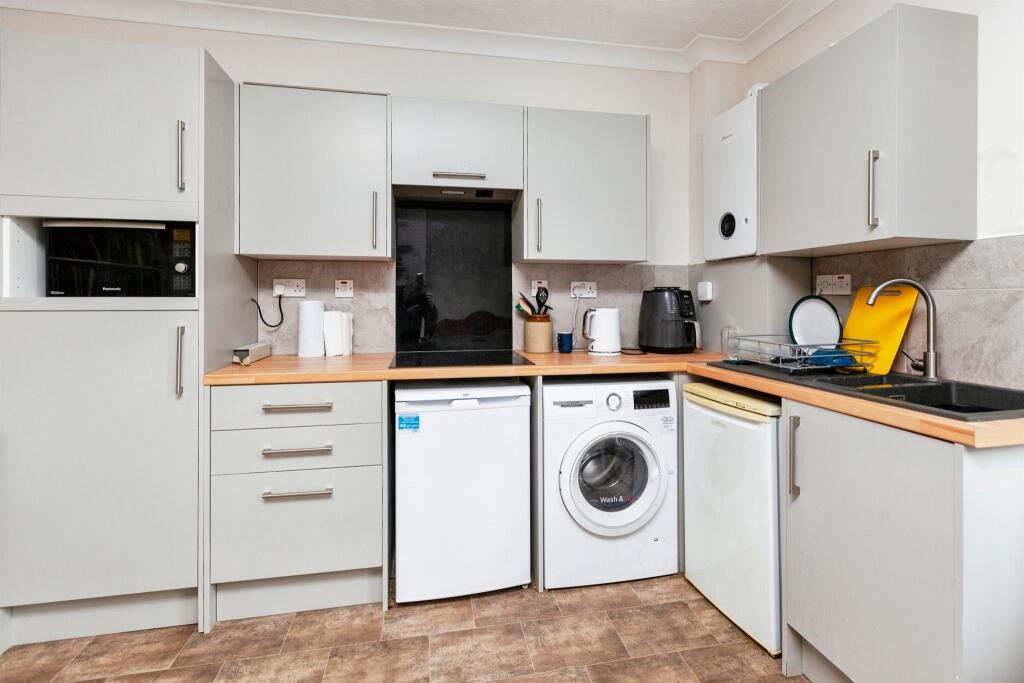 Main image of property: Hencroft Street South, Slough