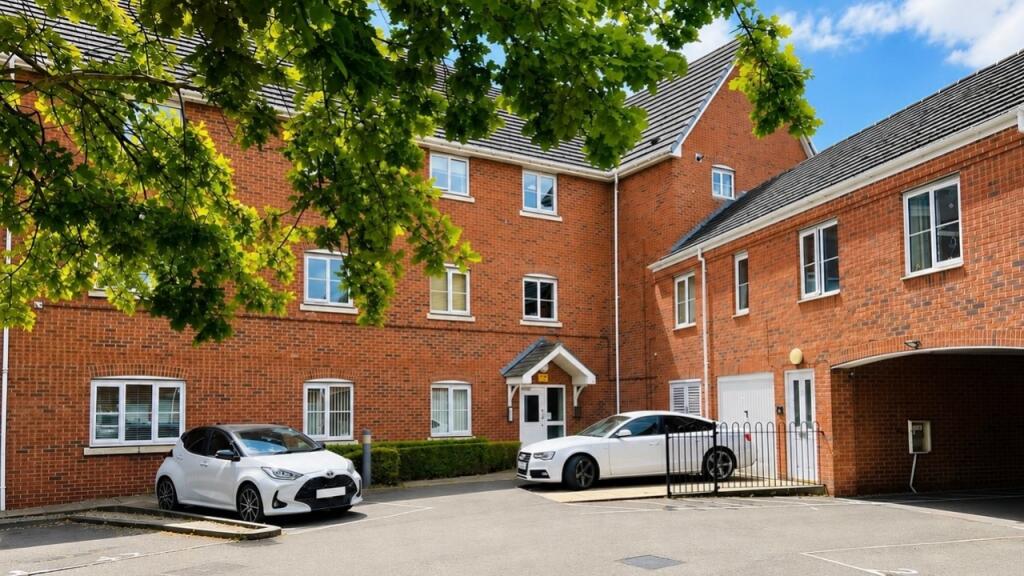 2-bed flat on Russell Street, Willenhall, West Midlands, WV13, £130,000