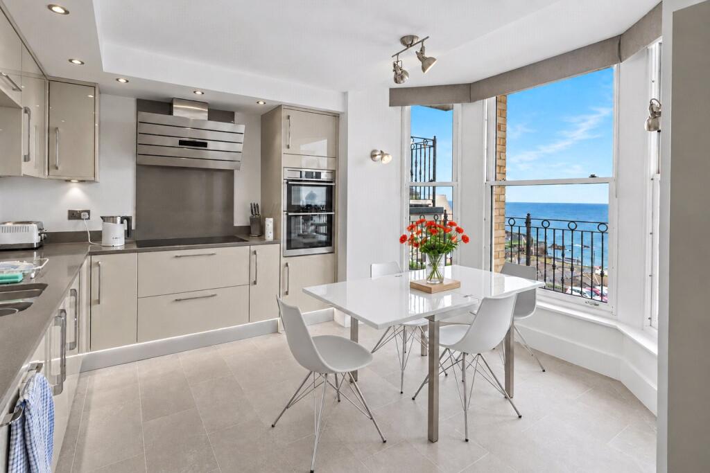 Sommers Crescent, Ilfracombe, Devon, EX34 photo 3