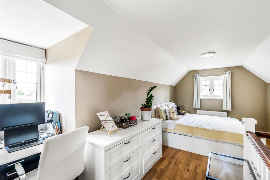 HALCYON CLOSE, OXSHOTT, KT22 – další