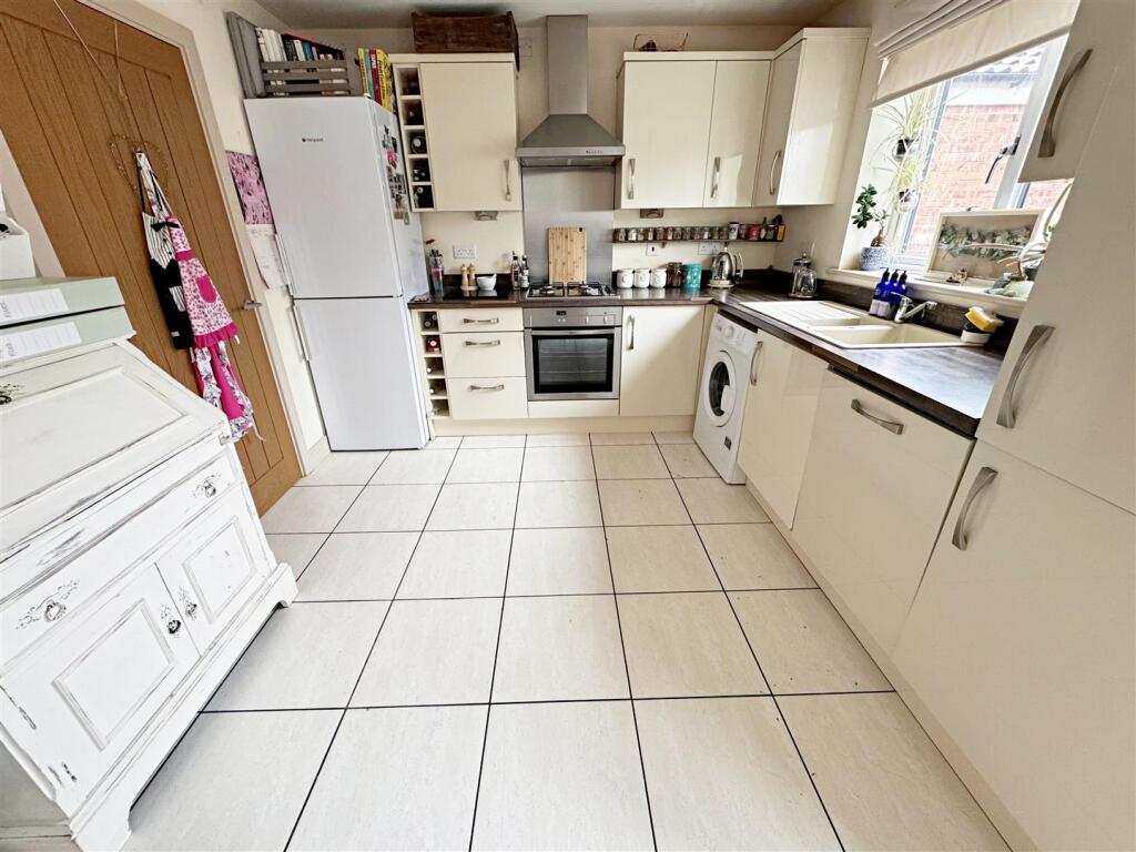 Horseshoe Close, Scartho, Grimsby, N.E. Lincs, DN33 3BA photo 4