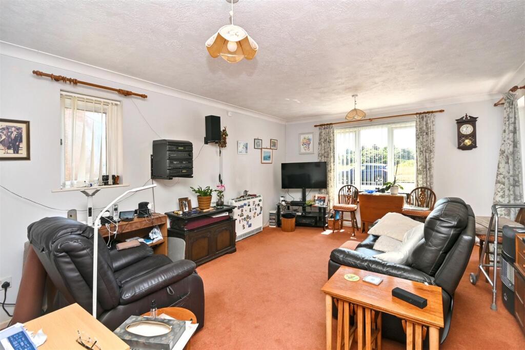 Apartment in Eastbourne, East Sussex - View 2