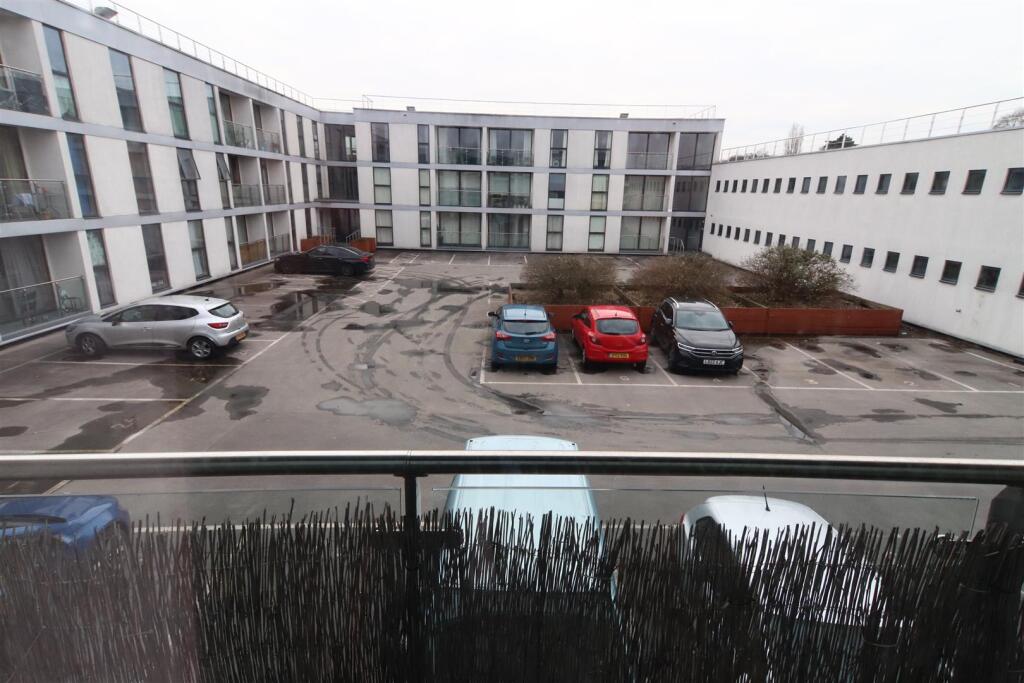 Apartment in Orpington, Broom Hill, Goddington - View 2