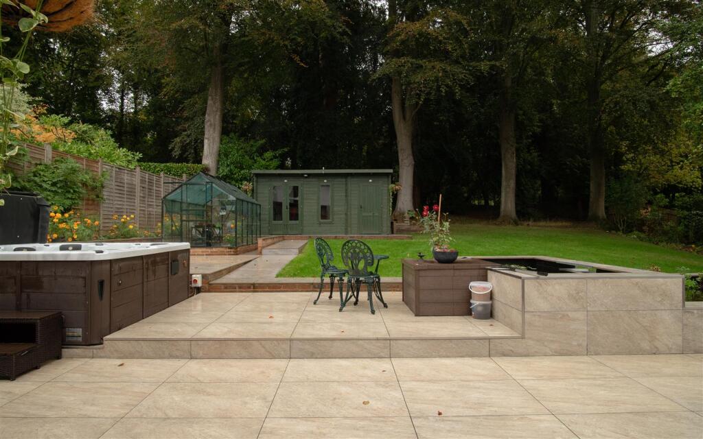 Ladyegate Close, Dorking photo 3