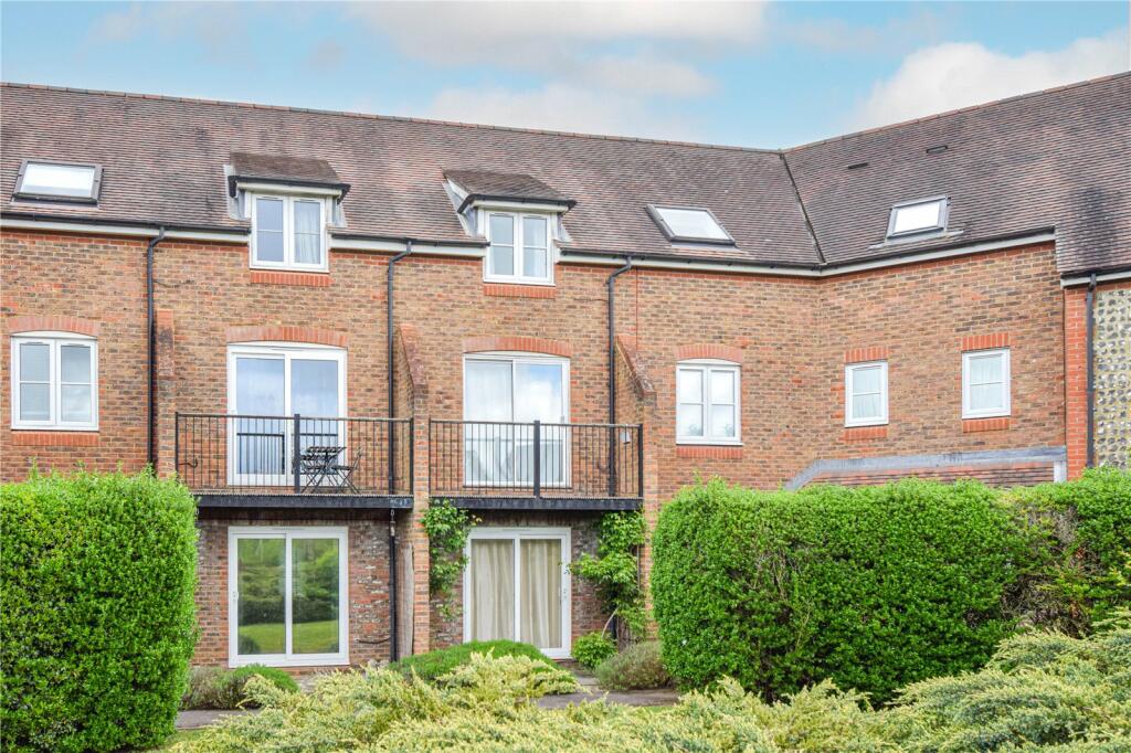 2-bed flat on Two Rivers Way, Newbury, Berkshire, RG14, £195,000