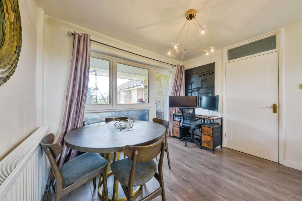 Apartment in Welwyn Hatfield, Hertfordshire - View 6
