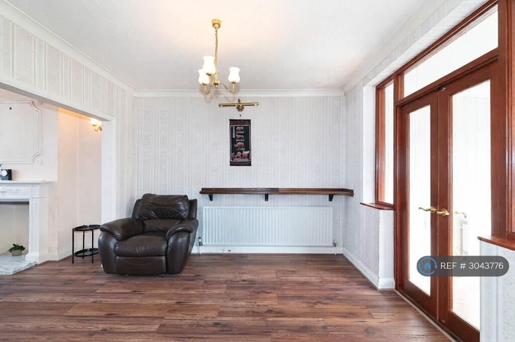 House in Romford - More