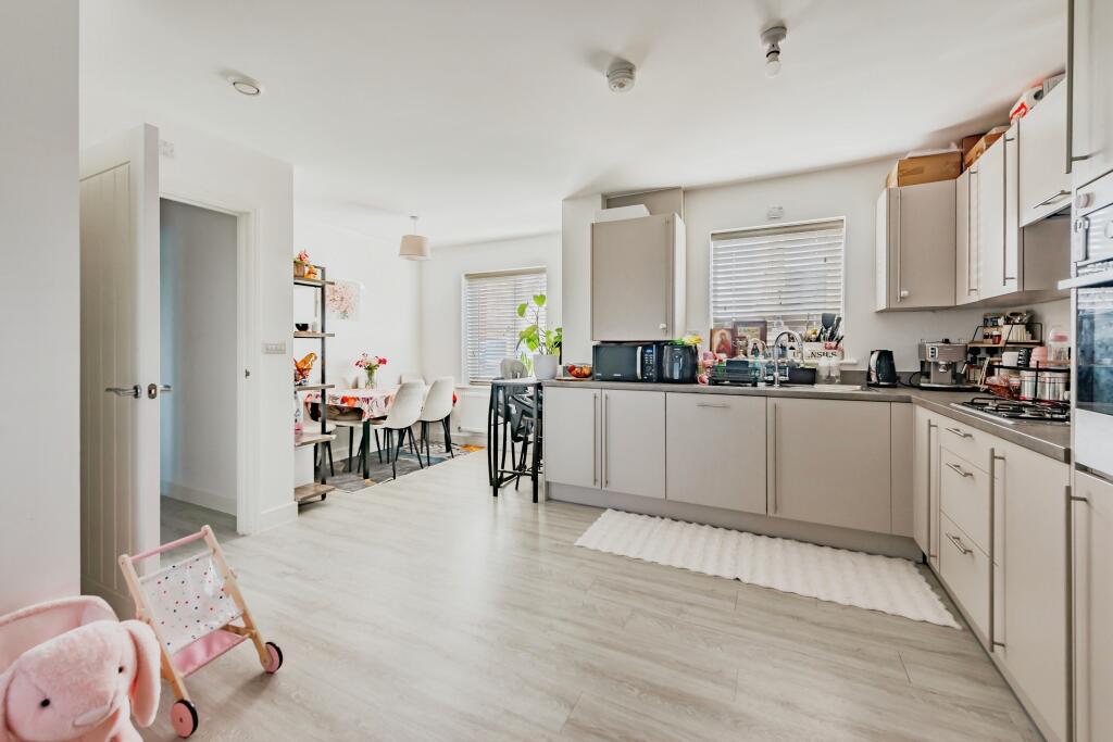 Daffodil Crescent, Crawley, RH10 photo 3