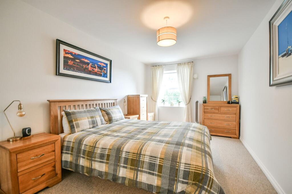 Apartment in Swindon, Central Swindon North - More