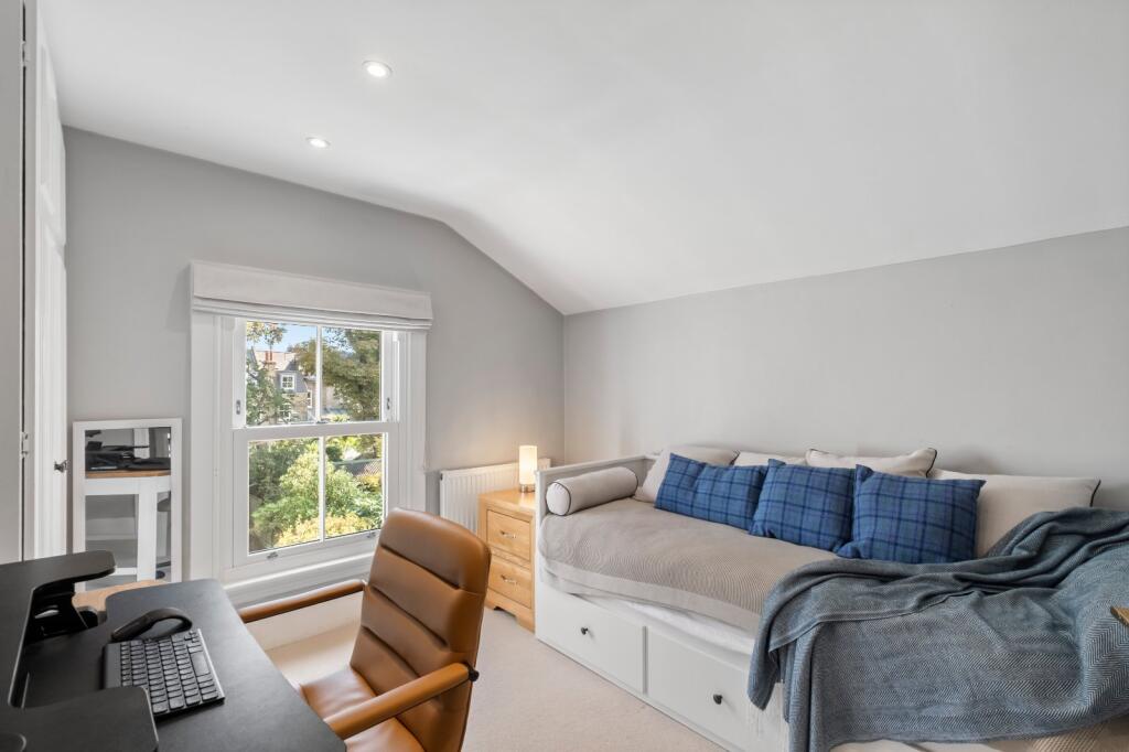Apartment in London, Wandsworth - More