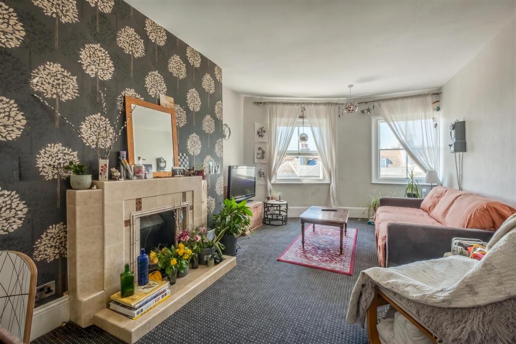 Apartment in Hove, Brunswick - View 2