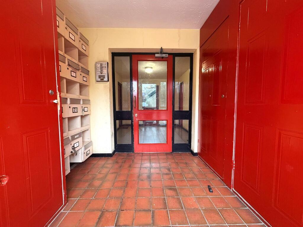 Apartment in Sandwell, West Midlands - View 5
