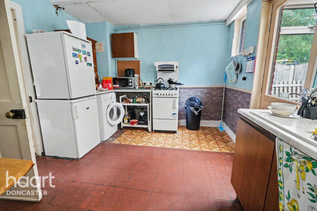 House in Doncaster, Barnby Dun with Kirk Sandall - More