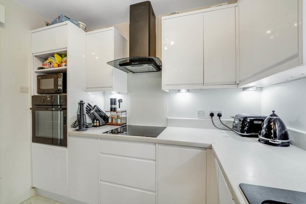 Apartment in London, Royal Borough of Kingston upon Thames - View 3