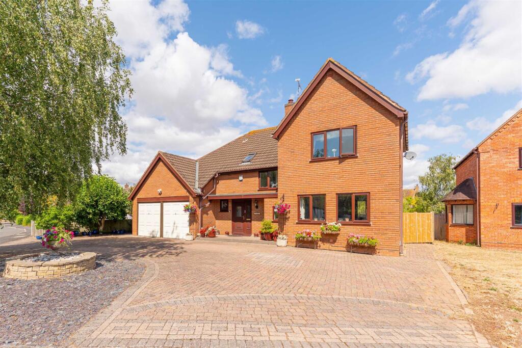 4-bed detached on Gloster Gardens, Wellesbourne, Warwick, £675,000