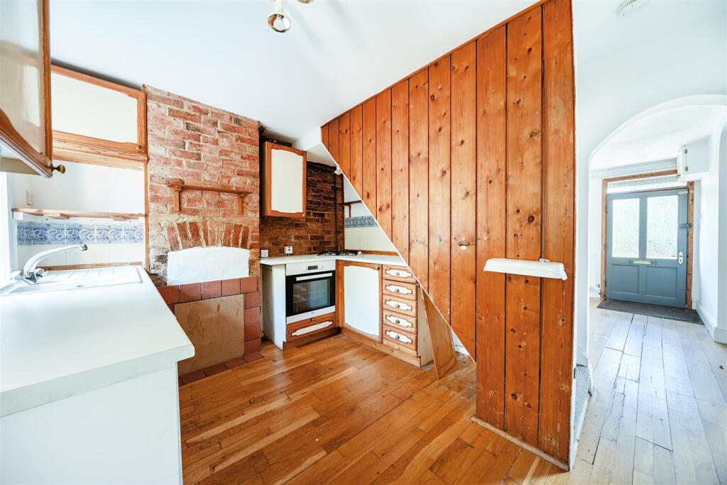 House in Silverstone, West Northamptonshire - More