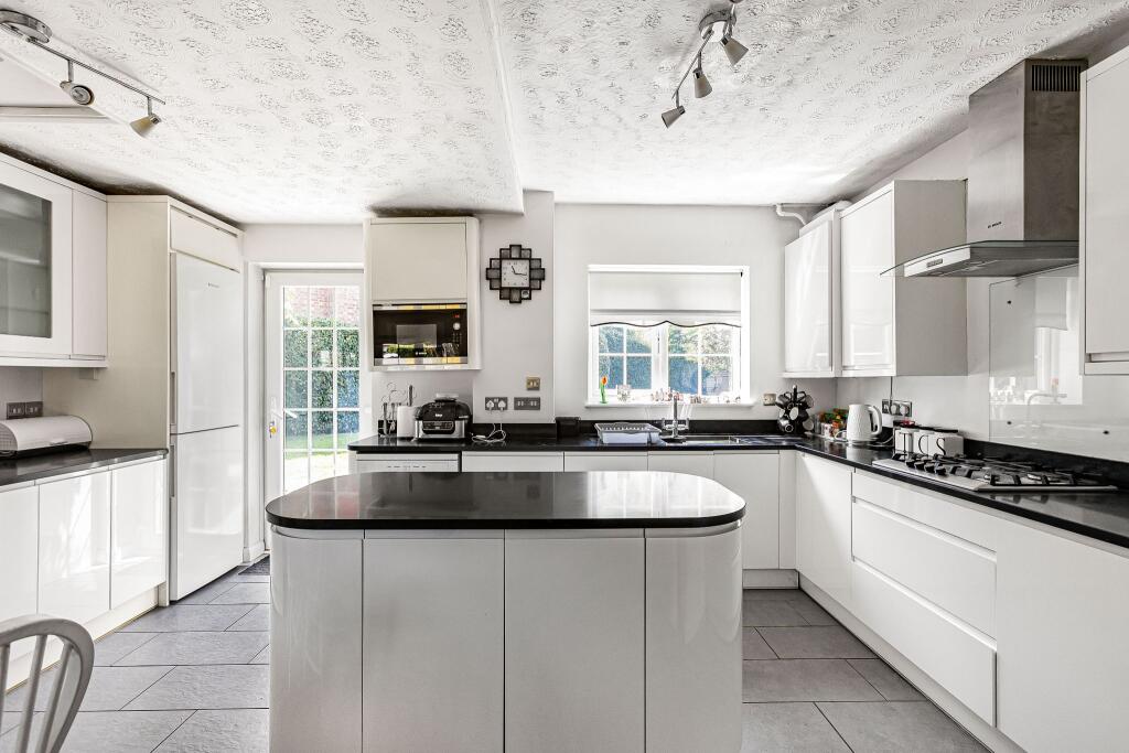 House in Hatfield, Swanley Bar, North Mymms - More