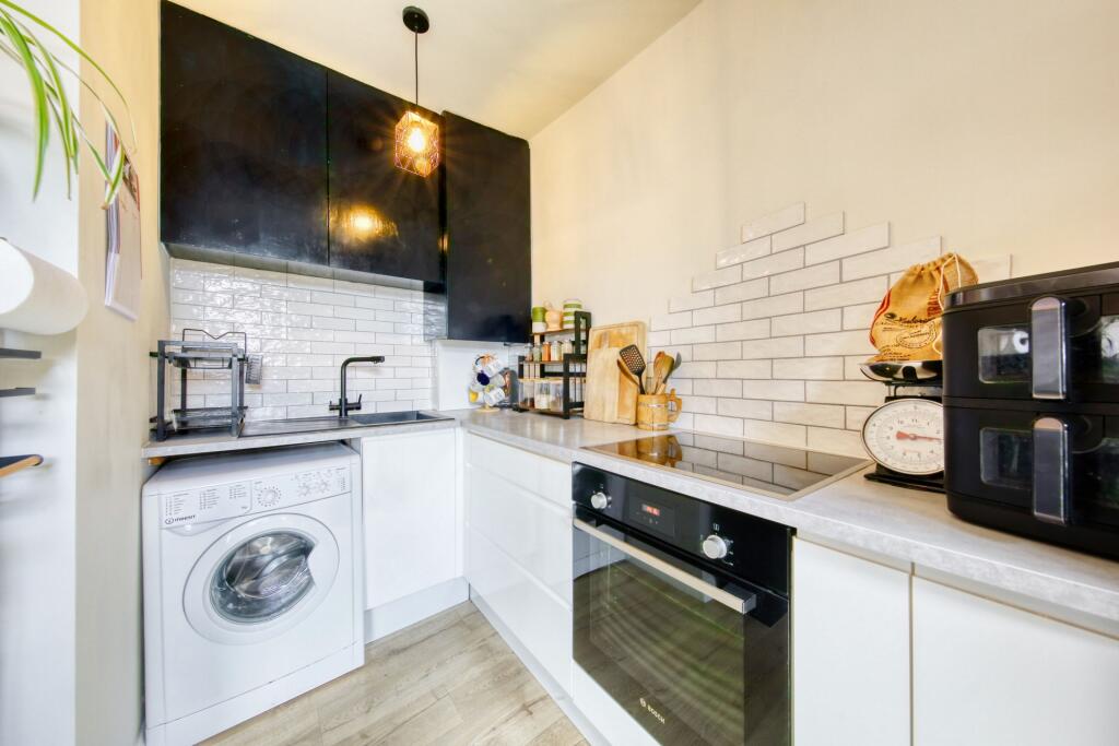 Apartment in Kingston upon Thames - View 3