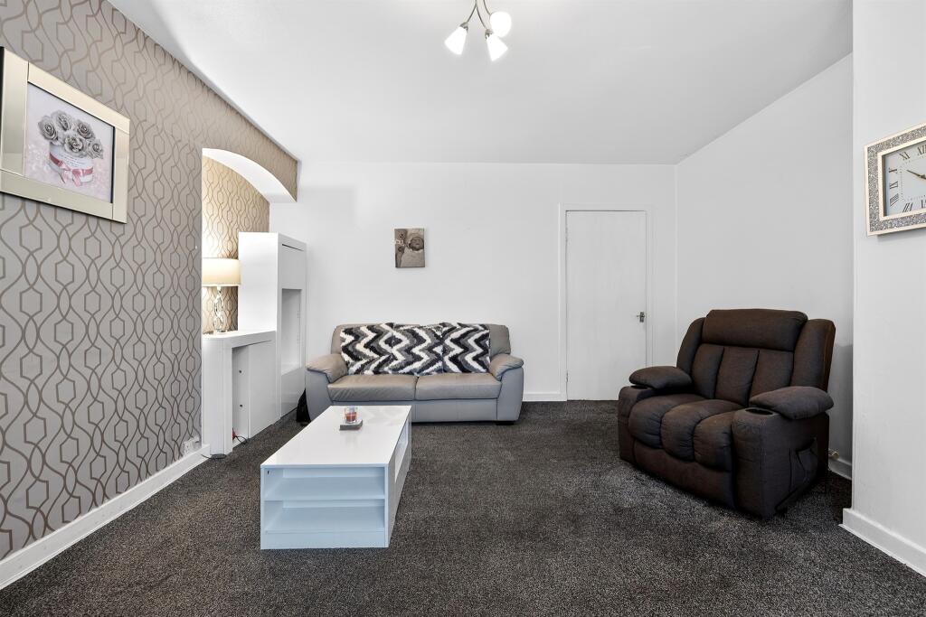 Princess Crescent, Paisley photo 3