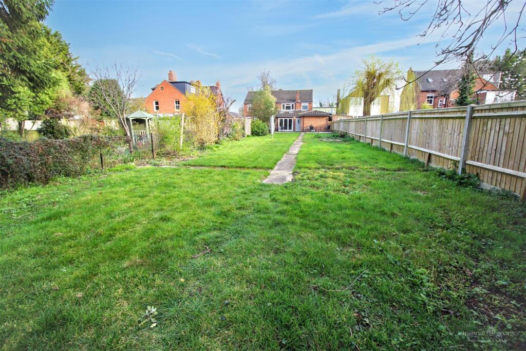 House in Reading, The Triangle, Tilehurst - View 2