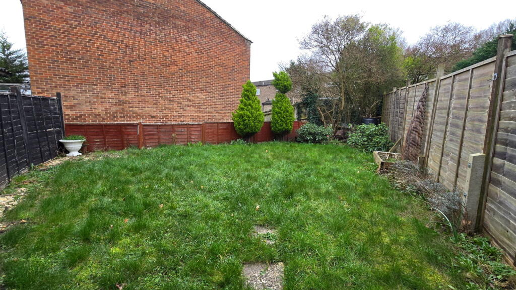 Robertson Close, Newbury, RG14 7SQ - View 6