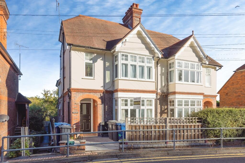 2-bed flat on Croft Road, Godalming, Surrey, GU7, £275,000