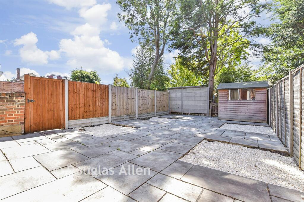Oak Wood Close, Woodford Green, Essex photo 2