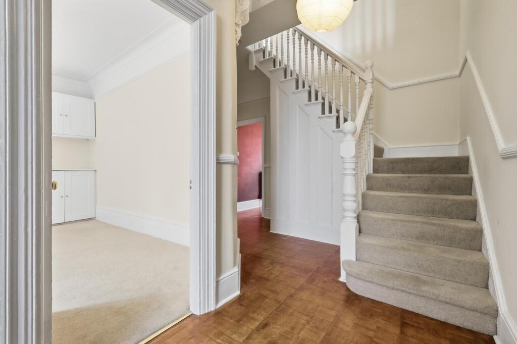 House in London, Aldersbrook, Redbridge - View 2