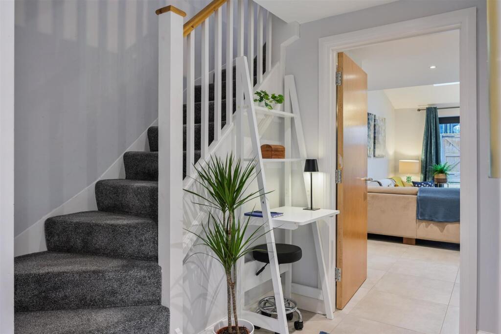 House in Kingston upon Thames - More