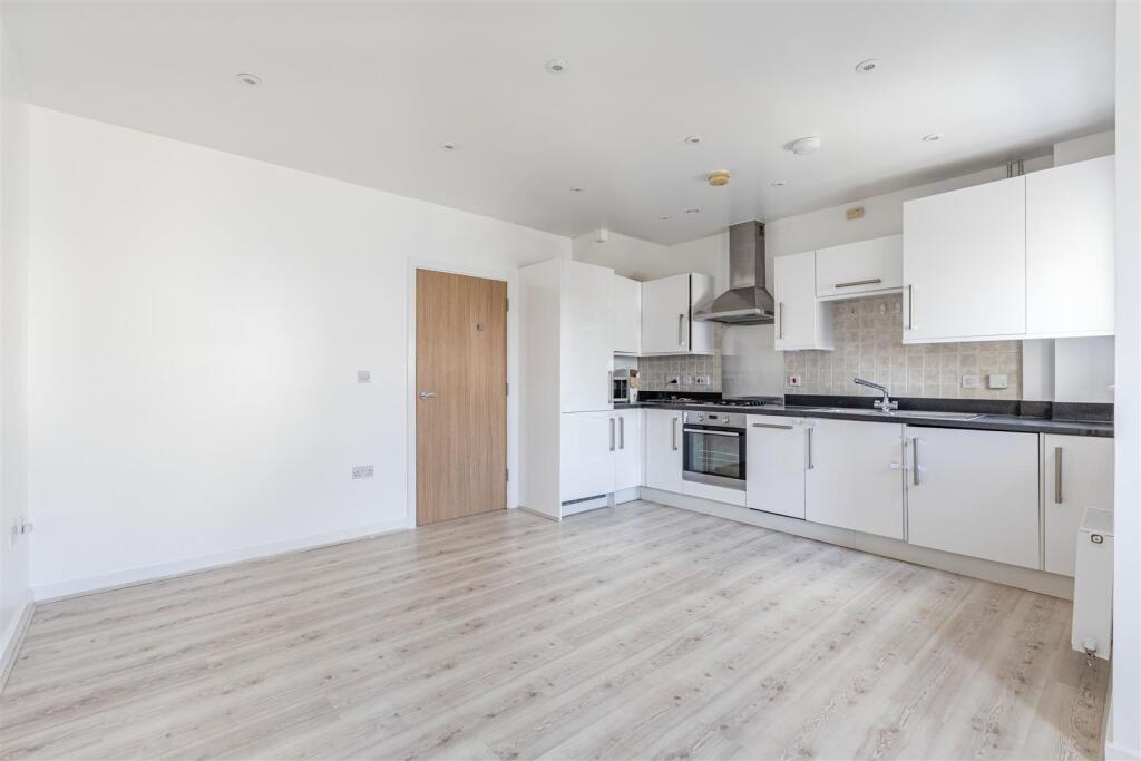Pyle Close, Addlestone photo 5