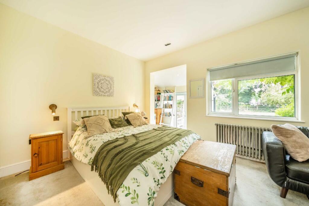 House in Shepperton, Weybridge - View 5