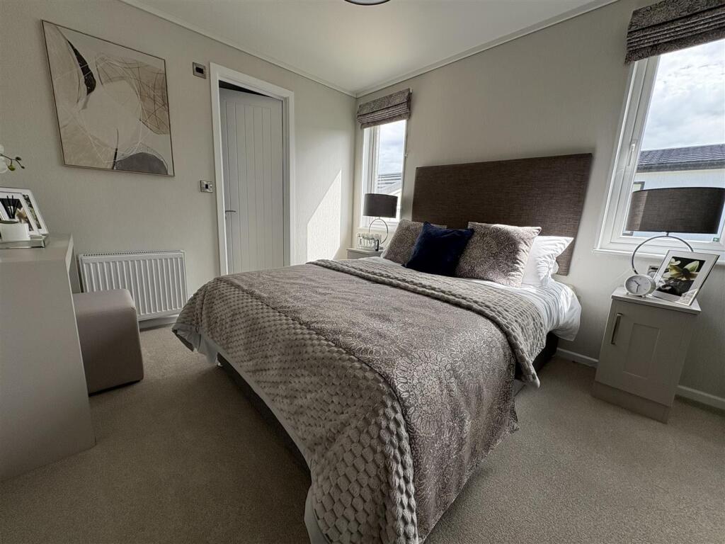 Thorney Bay Road, Sandy Bay, Canvey Island photo 4