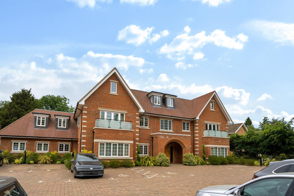 Main image of property: 153 Amersham Road, Beaconsfield, HP9